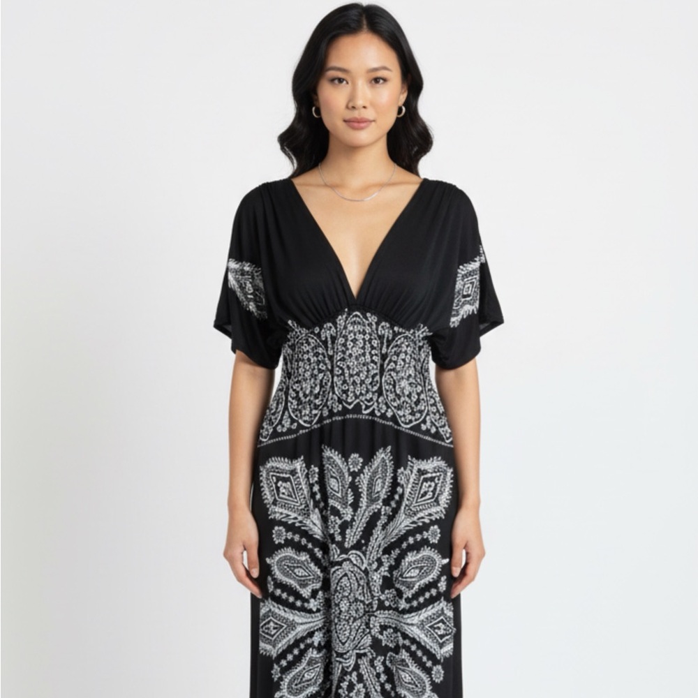 Elegant Black and White M Maxi Dress